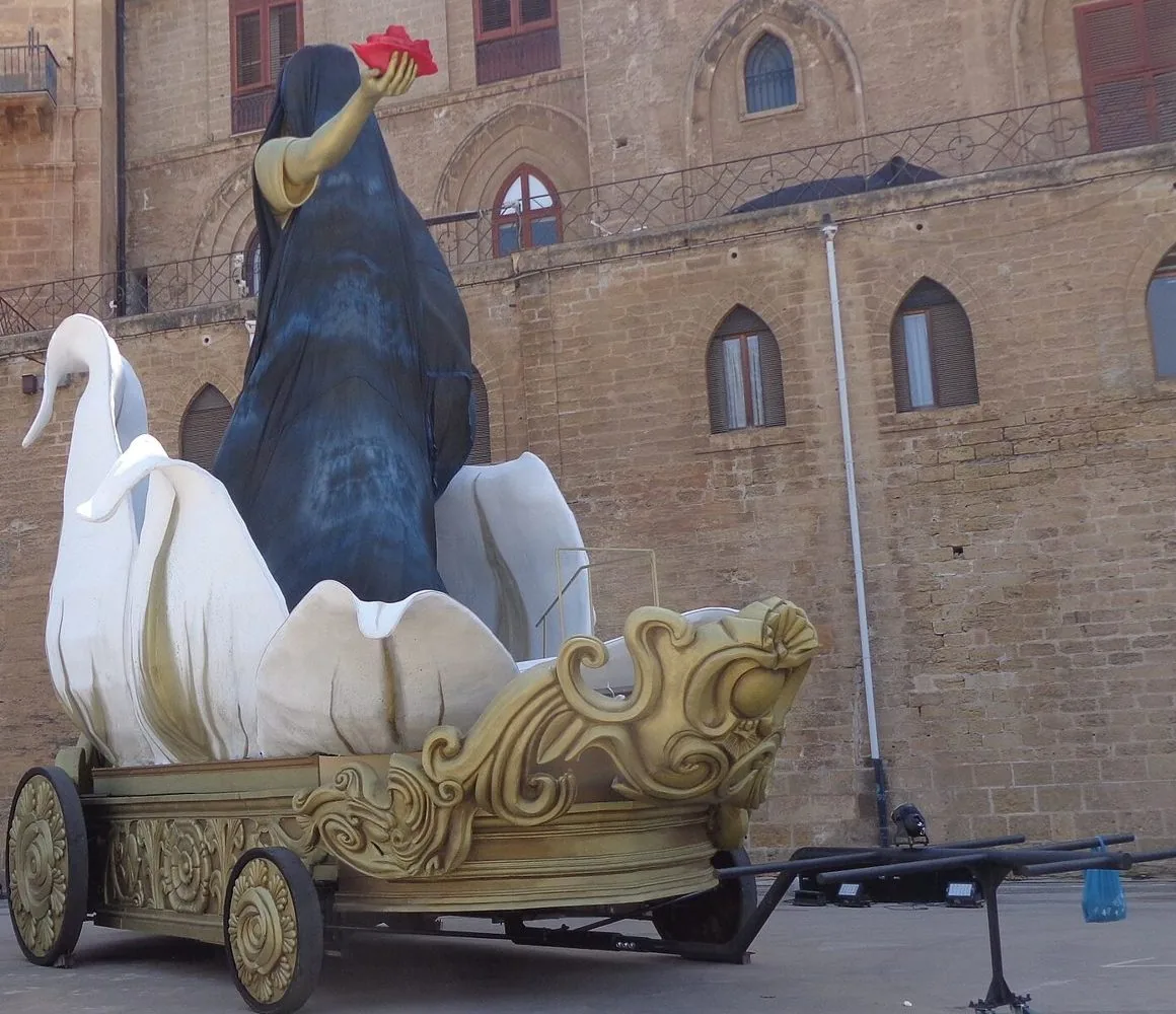 Il carro trionfale del Festino di Santa Rosalia, con la statua ancora velata, sul piano di Palazzo Reale a Palermo