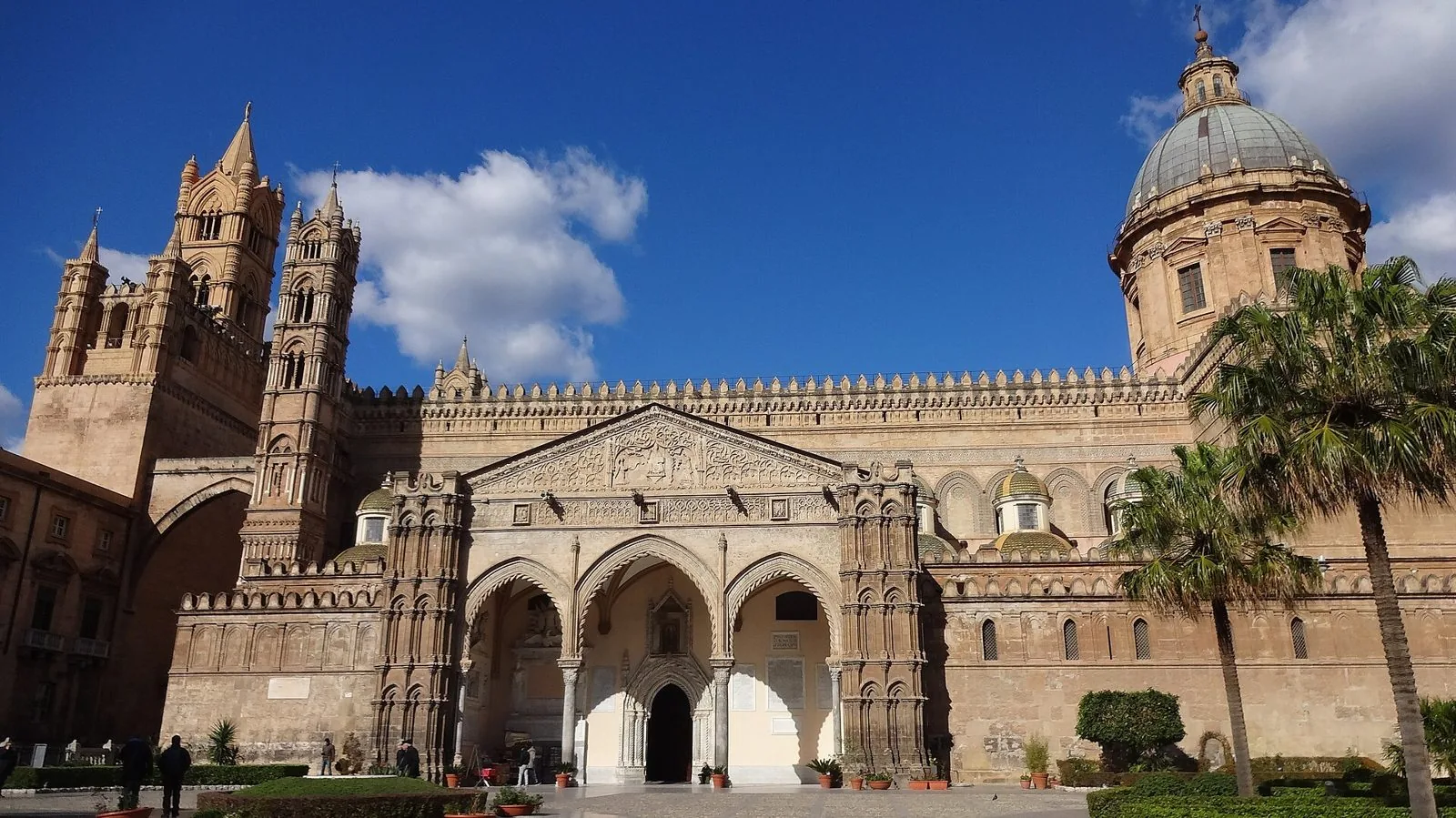 Facciata meridionale della Cattedrale di Palermo con il portico, le torri e la cupola