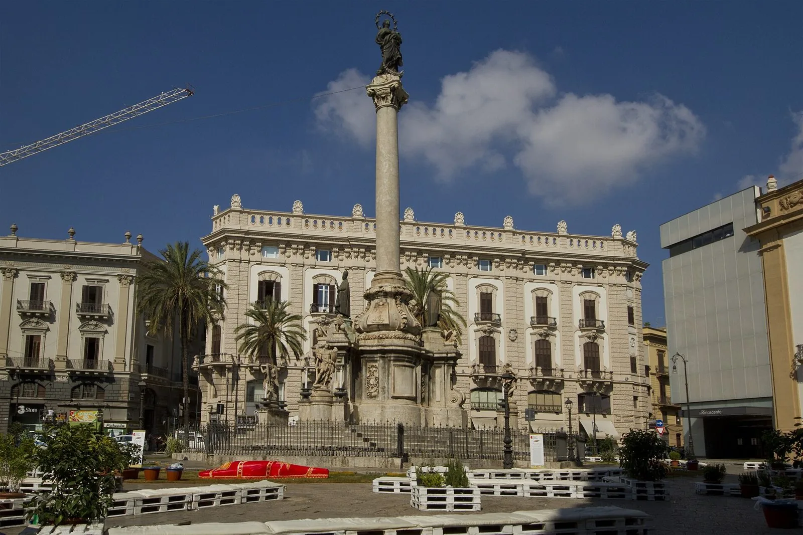 La Colonna dell'Immacolata in piazza San Domenico a Palermo, con la statua della Vergine in cima