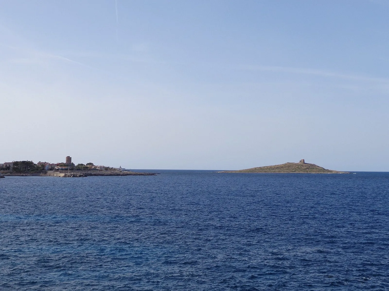 Il mare davanti a Isola delle Femmine con l'isolotto e la torre di avvistamento, e la costa del paese a sinistra