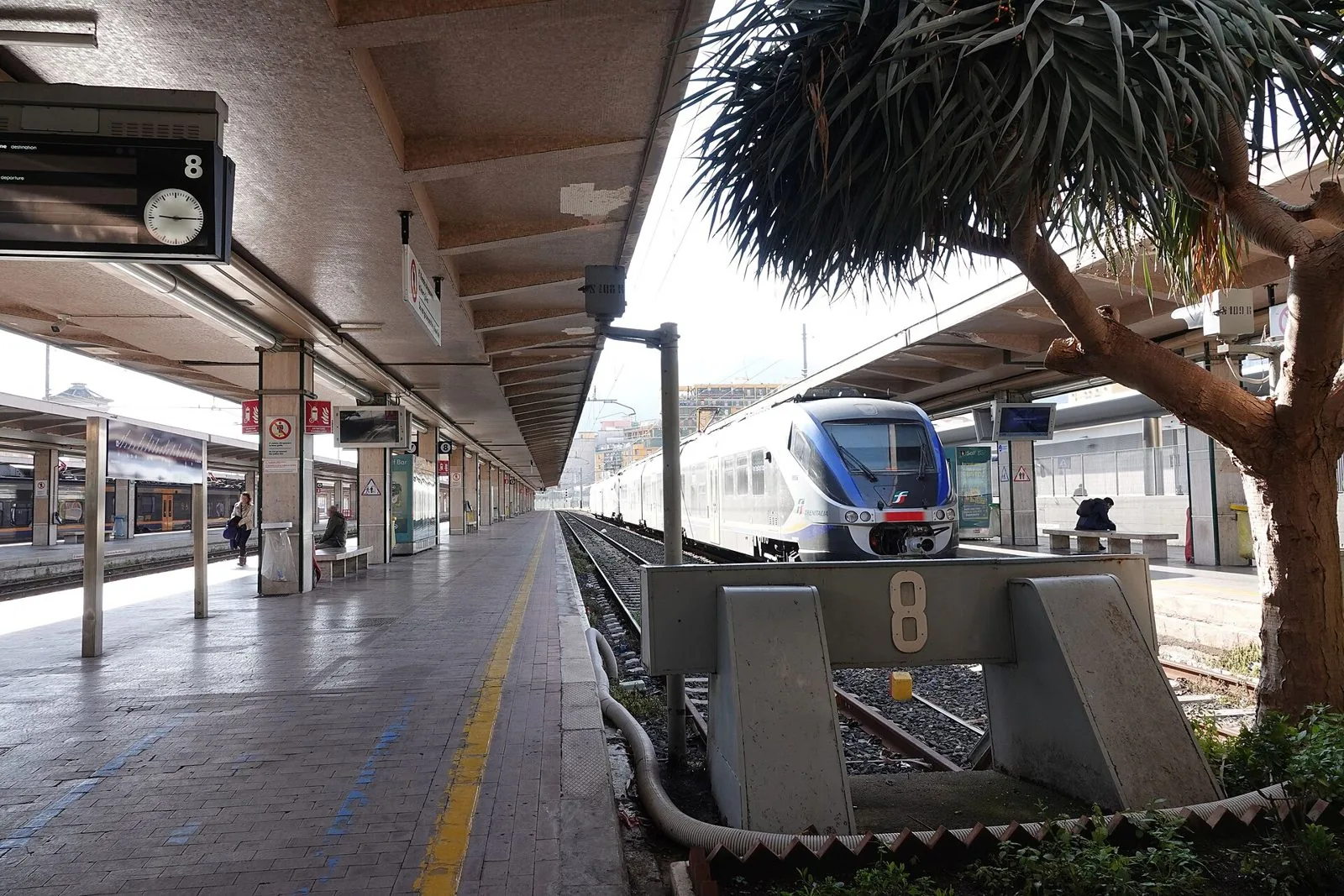 Treno regionale fermo al binario 8 della stazione di Palermo Centrale sotto la pensilina